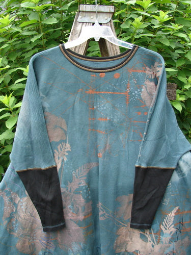 Barclay Thermal Contrast Revival Top Field Lightening Mottled Green Teal OSFA displayed on a swinger. Features ribbed black sleeves, rounded neckline, and side vents, embodying vintage style from BlueFishFinder.com.