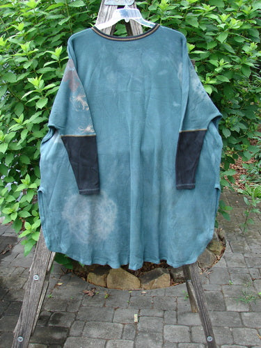 Barclay Thermal Contrast Revival Top Field Lightening Mottled Green Teal OSFA displayed on a clothes rack, showcasing its unique ribbed sleeves, rounded neckline, and varying A-line shape with side vents.