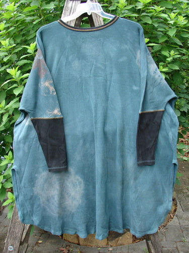 Barclay Thermal Contrast Revival Top Field Lightening Mottled Green Teal OSFA displayed on a swinger, showcasing its ribbed sleeve accents and rounded neckline.