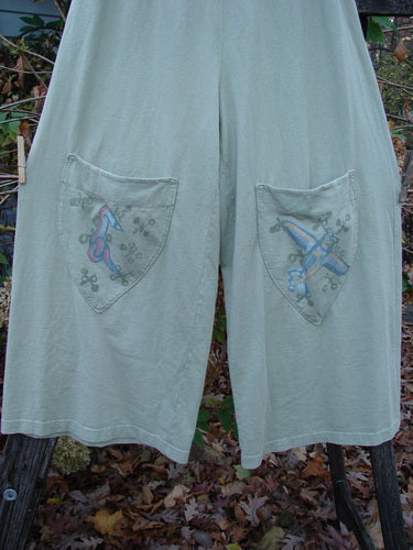 2001 Wishpocket Pant Airplane Kelp Size 1 features wide lowers and two knee pockets, highlighted by an airplane-themed paint. Crafted from mid-weight organic cotton with an elastic waistline for comfort.