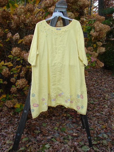 Barclay Linen Vertical Seam Lace Bottom Dress Swirl Sunshine Size 2 on a wooden pole.