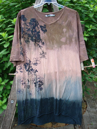 Barclay Tournesol Slim Tunic Dogwood Mottled Dusk OSFA showcases a floral design on medium-weight organic cotton. Features include a varied hemline, drop shoulders, and loose three-quarter sleeves.