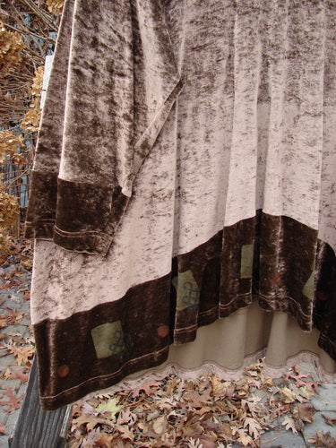 1997 Velvet Surya Top Mandorla OSFA: A brown and white velvet curtain with brown leaves, perfect for outdoor use.