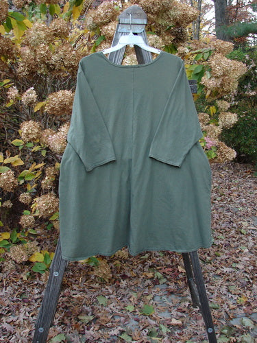 Barclay Hi Low Pocket Tunic Top in Olive, made from Organic Cotton, with rounded neckline, varying hemline, A-line shape, and double front pockets. Unpainted, three-quarter length sleeves. Size 2 ai.