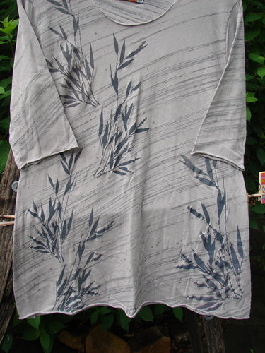 Barclay NWT Viscose Horizon Raw Cut Tee Wheat Field Vintage Quartz Striation Size 1 features a grey shirt with a black leaf pattern, showcasing a raw cut neckline and three-quarter sleeves.
