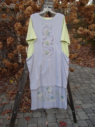 1997 Tunic Dress Curly Garden Dawn Mellon Size 1: A dress on a rack, featuring a close-up of a bird, wood post with a screw, and a white sheet with a flower design.