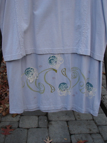 1997 Tunic Dress Curly Garden Dawn Mellon Size 1: A close-up of a shirt with a fabric featuring flowers and a garden theme paint.