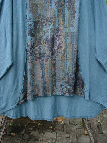 Barclay NWT Cotton Hemp Exterior Stitch Hi Low Tunic Botanical Hypnea Teal OSFA features dolman sleeves, exterior curvy stitchery, and a high-low hemline. Made from a mid-weight cotton hemp blend.