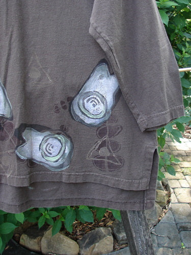 1998 Long Sleeved Vented Tee Tumble Stone Stick Size 1 features close-up details of its organic cotton fabric and signature Blue Fish patch, embodying vintage charm and creative expression.