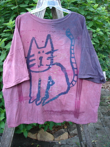 Barclay Center Seam Wide Line Tee Kitty Kitty Date Mottled Rose Berry OSFA featuring a cat motif, showcases significant drop shoulders and a boxy shape, emphasizing the store's unique, creative vintage style.