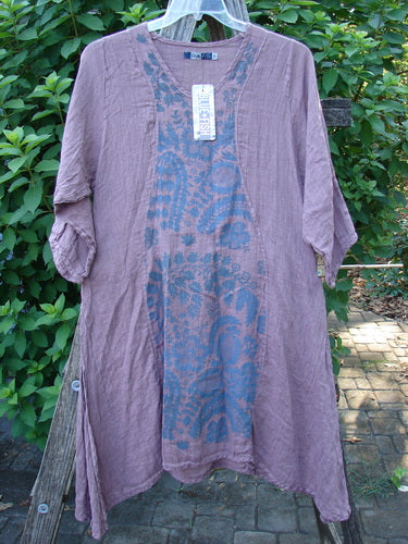 Barclay NWT Linen Venetian Dress Fern Field Tulsi Rose Size 0 features a close-up of its pinched three-quarter sleeves and intricate patterns, showcasing its unique design elements like curvy panels and tall side vents.
