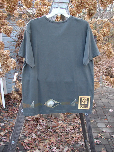 1998 Short Sleeved Tee Diamond Game Domino Size 1: A t-shirt on a swinger with a grey design. Made from 100% organic cotton.