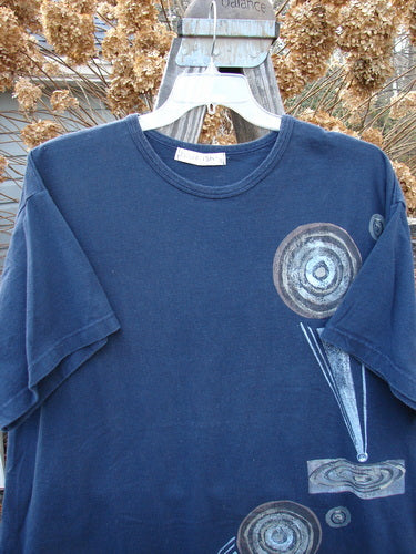 1998 Short Sleeved Tee Arrow Game Crew Blue Size 2: A blue shirt with a drawing on it. Features drop shoulders, ribbed neckline, and Blue Fish patch. Made from organic cotton.