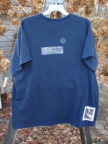 1998 Short Sleeved Tee Arrow Game Crew Blue Size 2: A blue t-shirt with a logo and graphic design. Made from organic cotton.
