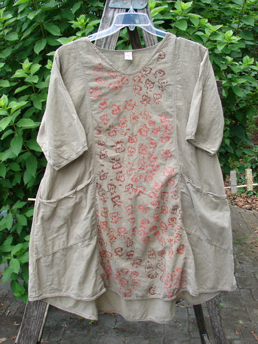 Barclay Batiste Bliss Dress Fallen Petal Stonetail Size 0 features short sleeves, rounded neckline, full center art section, two exterior flop pockets, drawcord back, and falling petal theme on a clothes rack.