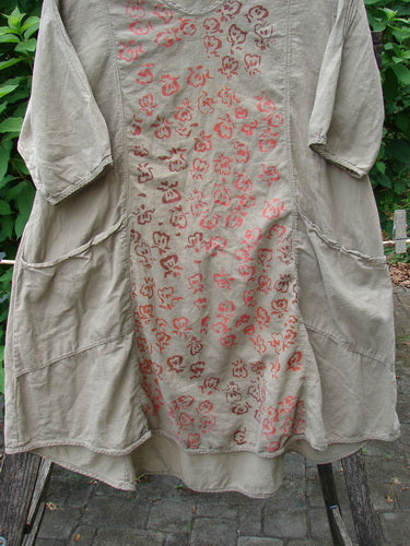 Barclay Batiste Bliss Dress Fallen Petal Stonetail Size 0, featuring a patterned design, soft rounded neckline, short sleeves, drawcord back, and two exterior flop pockets, embodies creative individuality.