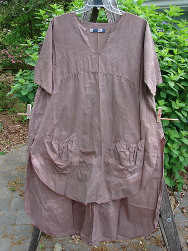 The Barclay Percale Key Pocket Hi Low Dress Mottled Mocha Size 0 features a key neckline, dual drop elastic pockets, wide sleeves, and a unique rounded hem, embodying BlueFishFinder's vintage creative flair.