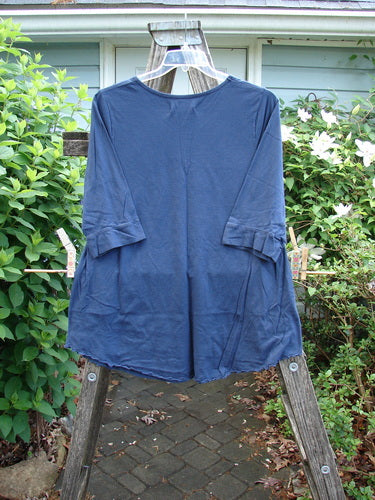 Barclay NWT Banded Artist Pocket Top Mixed Nature Navy Sky Size 1 features a rounded neckline, widening A-line shape, three-quarter sleeves, double exterior pockets, and a rounded hemline with curly edges.