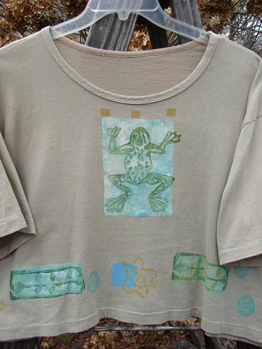 1992 Short Sleeved Crop Tee Top Frog Camino OSFA: A vintage t-shirt with a frog drawing, adorned with stamp accents. Perfect for a unique, nostalgic look.