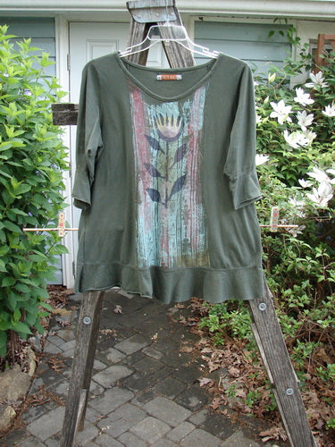 Barclay Three Quarter Sleeved Flutter Top Tulip Hunter Size 1, features a soft, A-lined shape with three-quarter sleeves and a tulip-themed paint, exemplifying Bluefishfinder's vintage and individualistic style.