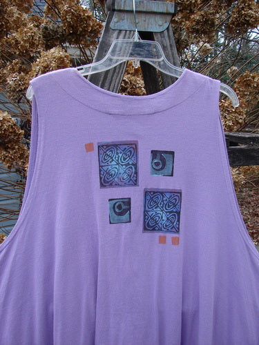 1997 Simple Vest Quad Night Atom Freesia Size 2: Swing-style purple tank top with a design, deep side pockets, and oversized knotted buttons.