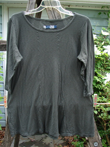 Barclay Slub New Hope Curve Seam Tee Unpainted Deepest Forest Size 0 features a rounded hem, three-quarter sleeves, dual curved seams, and a relaxed fit reflecting BlueFishFinder's vintage style.