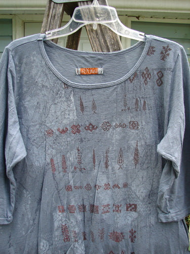 Barclay Slub New Hope Curve Seam Tee Secret Symbol Grey Size 1 features three-quarter sleeves, curved vertical seams, a rounded hemline, and a slight hip flare, exemplifying Bluefishfinder.com’s vintage style ethos.