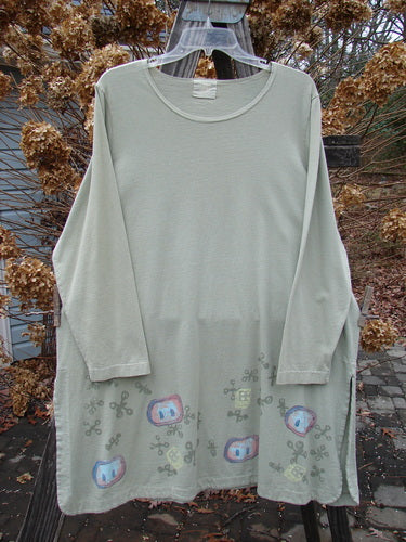 2001 Market Top with Jax Game theme, made of organic cotton, in Kelp color. A long-sleeved shirt on a swinger, featuring a cartoon character.