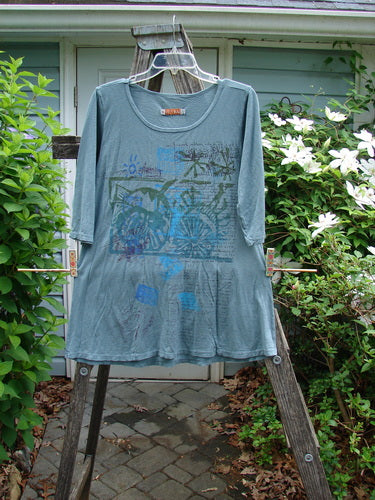 Barclay Slub New Hope Curve Seam Tee Travel Notes Lightest Forest Size 1 features three-quarter sleeves, dual curved seams, and a rounded hem, embodying Bluefishfinder.com's vintage-inspired, creative clothing essence.