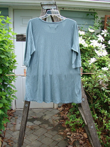 Barclay Slub New Hope Curve Seam Tee Travel Notes Lightest Forest Size 1 features three-quarter sleeves, a rounded hemline, and dual curved seams, crafted from lightweight organic cotton slub, celebrating individual expression.