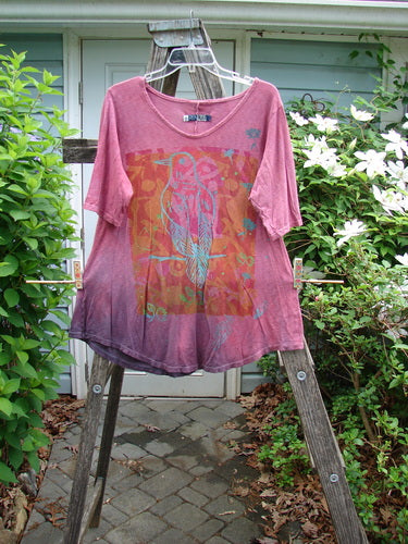 Barclay Slub Curve Bottom Tee Bird Perched Mottled Magenta Size 0 features a rounded neckline, short sleeves, and varying hemline, embodying vintage Blue Fish Clothing's creative freedom and individuality.