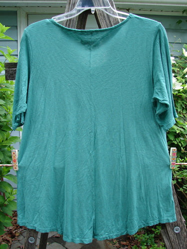 Barclay Slub Curve Bottom Tee Singer Seamstress Spearmint Size 1 features a rounded neckline, short sleeves, and A-line shape with a varied hemline, embodying BlueFishFinder's vintage style.