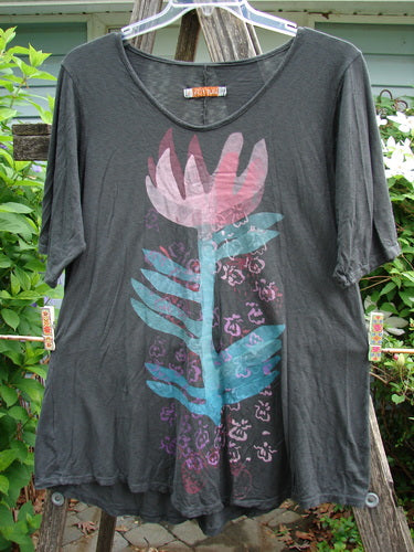 Barclay Slub Curve Bottom Tee Single Floral Black Size 1 features a rounded neckline, short sleeves, and an A-line shape with a varying hemline, showcasing a single tulip design.