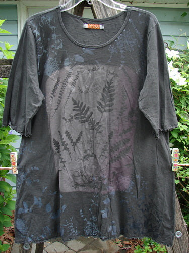Barclay Slub Three Quarter Sleeved Cafe Tee Night Fern Raven Size 1 features a rounded neckline, three-quarter sleeves, a slight A-line flare, and curly edges, showcasing Blue Fish's creative, vintage-inspired style.