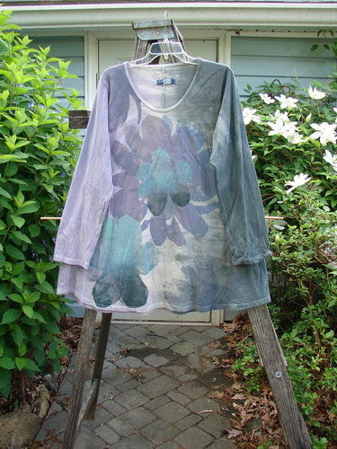 Barclay Long Sleeved A Lined Tunic Petals Mottled Lavender Size 0 features a rounded neckline, full-length sleeves, and an A-line shape adorned with a giant spring floral theme.