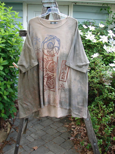 Barclay Art Top Blue Fish Sign Mottled Stick OSFA features a tunic length, drop shoulders, loose three-quarter sleeves, rounded neckline, and varying hemline, showcasing vintage Blue Fish logo theme paint.