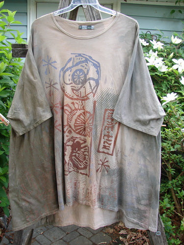 Barclay Art Top Blue Fish Sign Mottled Stick OSFA features a tunic length, drop shoulders, loose three-quarter sleeves, rounded neckline, and varying hemline, showcasing the vintage Blue Fish logo theme paint.