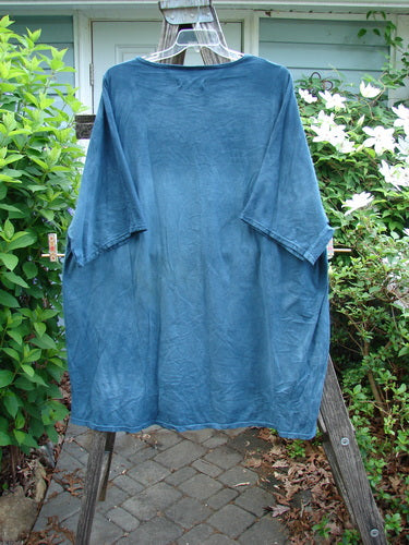 Barclay Art Tunic Sun Fellow Mottled Blue Mineral OSFA features a longer tunic length, drop shoulders, loose three-quarter sleeves, a rounded neckline, and a varying hemline, embodying creative expression.