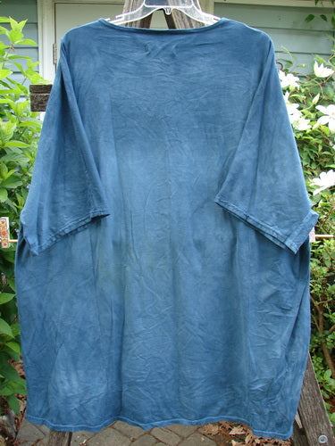 Barclay Art Tunic Sun Fellow in Mottled Blue Mineral, featuring a tunic length, drop shoulders, loose three-quarter sleeves, and varying hemlines, embodies Bluefishfinder.com's vintage, creative style.