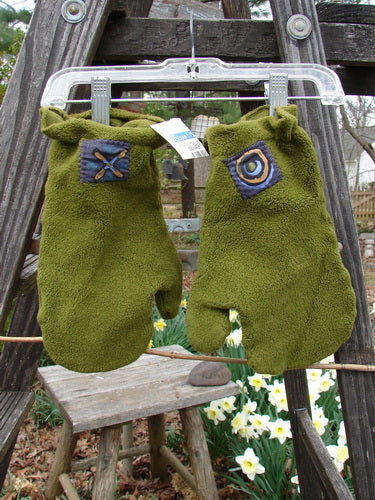 2000 NWT Patched Celtic Moss Mittens on swing, wooden stool, close up, and gloves in garden.