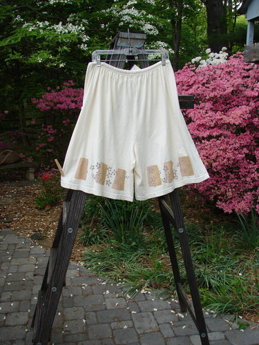 2000 NWT The Summer Short Tiny Daisy Milk Size 2: A pair of white shorts with deep front bushel pockets and a draw cord waistline.