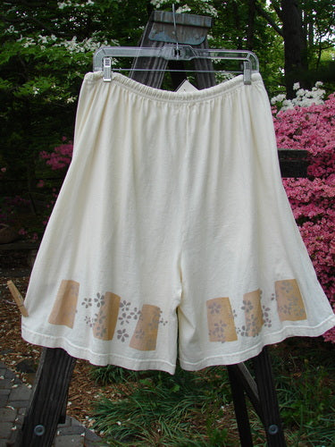 2000 NWT The Summer Short Tiny Daisy Milk Size 2: Mid-weight organic cotton shorts with deep front bushel pockets, drawcord waistline, and painted daisy accents. Flowy and swingy with mega pockets. Waist: 26-60, Hips: 60, Inseam: 9, Length: 23.