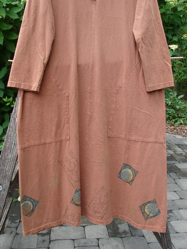 1998 Mandolin Dress Lucky Horseshoe Rockwood Size 2 features a loose-fitting, ankle-length silhouette with small square patches along the hem, uniquely styled front pockets, and a deeper V neckline.