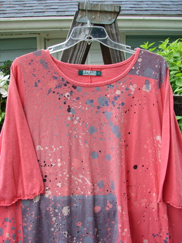Image alt text: Barclay Three Quarter Sleeved Textured A Lined Tee Top with Hail Storm Paint Splatters on Swinger