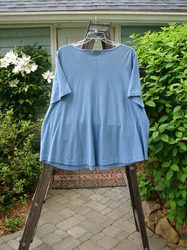 A Barclay Double Pocket Twinkle Top in Sky, made from Organic Cotton. Features include an A-line shape, feminine neckline, scalloped hemline, and lower exterior pockets. Unpainted. Bust 60, Waist 60, Hips 64, Length 31, Hem Circumference 80.