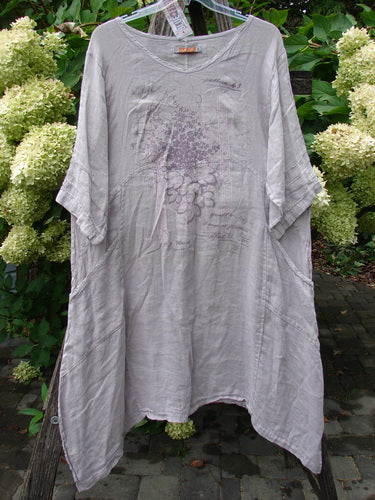 Barclay NWT Linen Wave Pocket Dress Floral Bunch Vintage Quartz Size 1, features a light-gray tunic style with elbow-length pinched sleeves, subtle grape motif, seamless bodice, and front drop pockets.