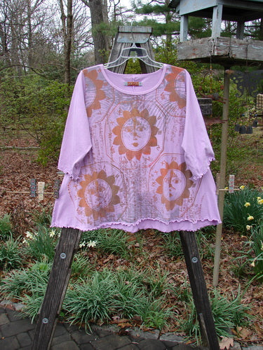 Barclay Three Quarter Sleeved Crop A Lined Tee Sun Guy Mottled Peony Size 1 displayed on a wooden ladder, showcasing its A-line shape, rounded rolled neckline, and curly edges.