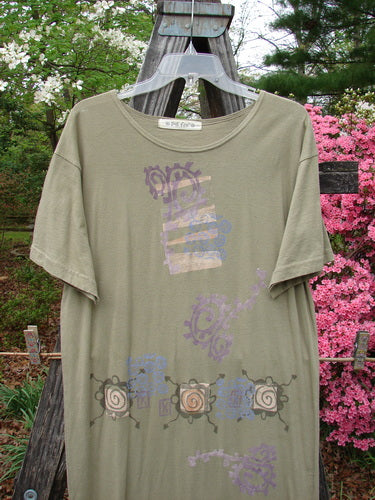 1996 Long Tee Dress Pathway Cricket Size 0 displayed on a clothes rack, featuring a rounded paneled neckline, short sleeves, and a pegged vented hemline, showcasing the classic Garden Pathway theme.