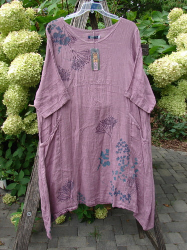 Barclay NWT Linen Wave Pocket Dress in Dried Floral Tulsi Rose, size 0, features a loose fit, ¾-length pinched sleeves, varying hemline, and botanical print, shown hanging outdoors.
