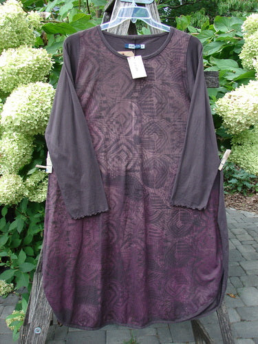 Barclay NWT Natalia Tunic Grid Pod Red Peat Size 0 features a muted purple/brown circular pattern, lettuce-edged long sleeves, and super high side vents, hanging outdoors with tags attached.